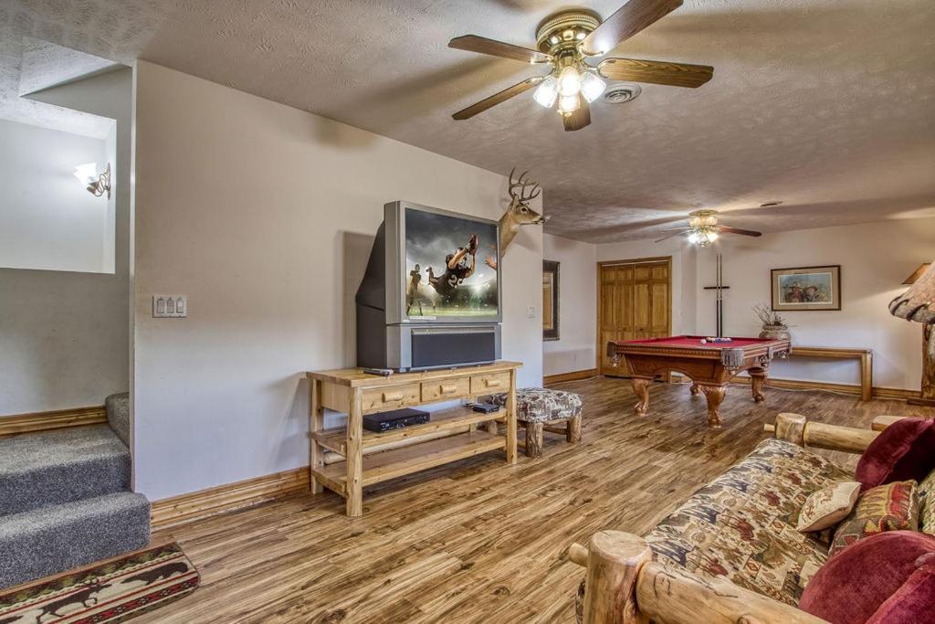 The Nuthouse Ii, Pool Table, Wifi, 1089 Free Tickets Each Paid Day, Dollywood And More Sevierville Room photo